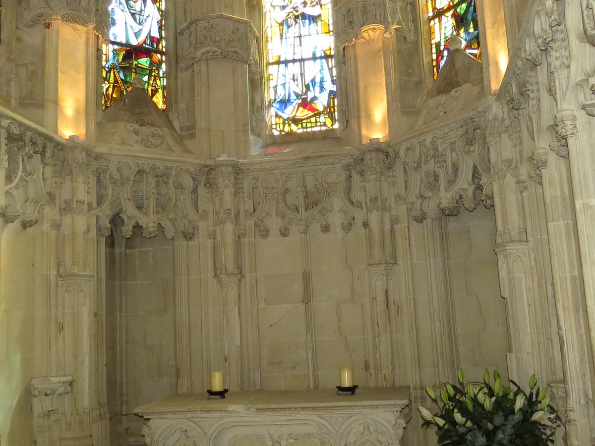 JeanDurand085's tweet photo. @CeJour_Histoire La chapelle saint-Hubert, près du château d'Amboise, récemment restaurée (photo perso 2024) . Et la tombe de Léonard de Vinci à l'intérieur (photo perso 2016). https://t.co/DfrXvQ3kiR