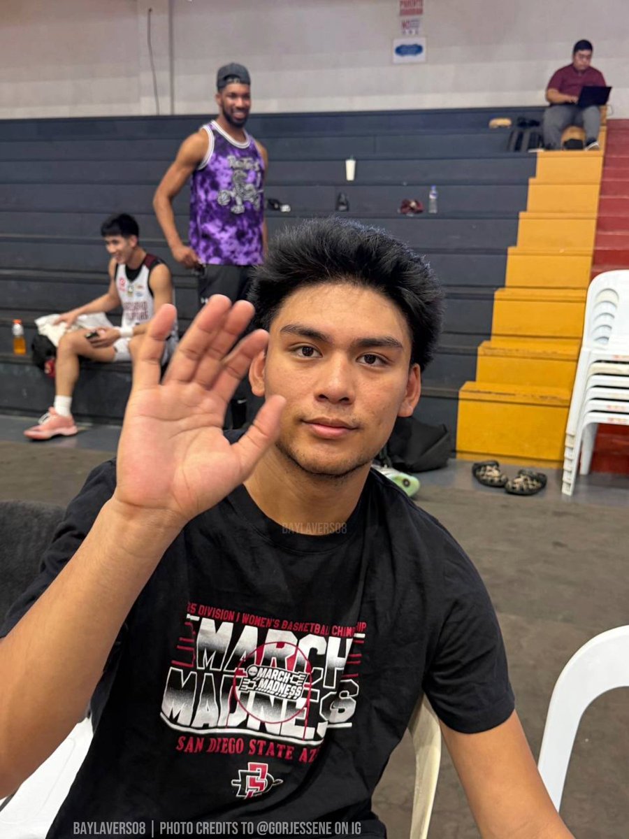 baylavers08's tweet photo. Kaway-kaway after securing another preseason championship! (ft kuya @brioneschicco and Kuya Raff)

@jakebayla and the @upmbt secured another gold in the 9th PUBL, winning the Finals 100-94 against the CSB Blazers.

📸 @gorjessene

#jacobbayla 
#upfightingmaroons 
#upfight https://t.co/SIrMuc1L5F