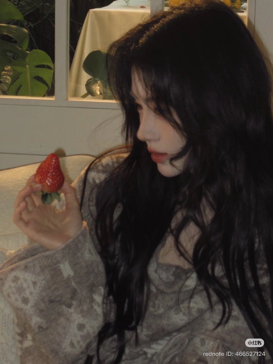 260502 #JuJingyi Studio rednote Update

Thump thump~ curls

#鞠婧祎