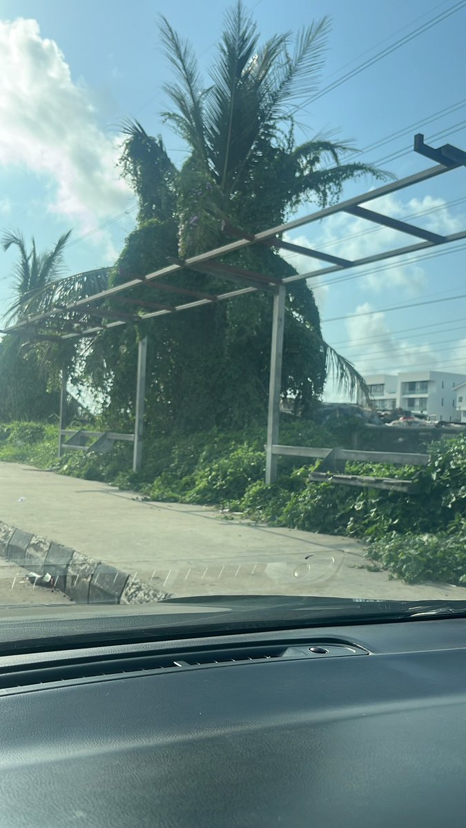 BuscalizeR's tweet image. Crazy that this is a bus stop in Lekki where people are supposed to sit and wait… #Lekki #Lagos @LASGWorks