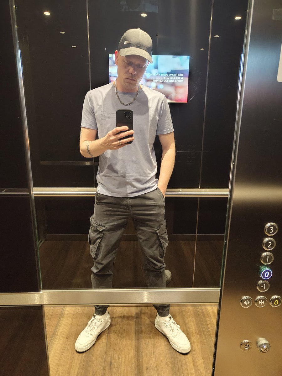 the_mc_north's tweet photo. Spiegelselfie geht immer. Der Cargo-Look sitzt. 💪😎 #OOTD #GayMF #MascGay #Scruff #FitMen #ElevatorSelfie https://t.co/KbXpmJ9YsF