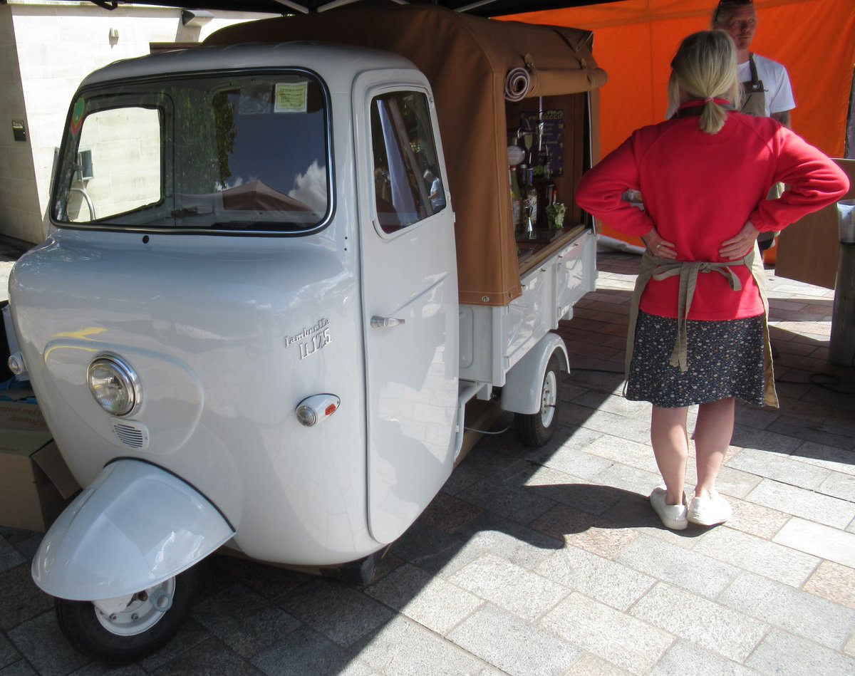 NomadKeith's tweet image. #DailyIctureTheme 

My idea of #style; a tuk-tuk converted to a mobile wine bar!