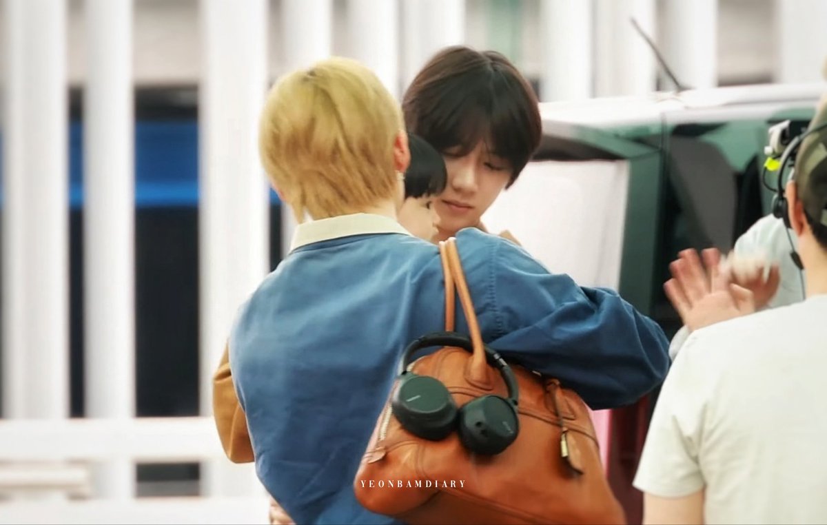 yeonbamdiary's tweet photo. 260502 ICN

🦊🧸🐥

#YEONJUN #연준 
#BEOMGYU #범규
#쭈뀨미즈 #연밤 https://t.co/CYgd3Pt1hn
