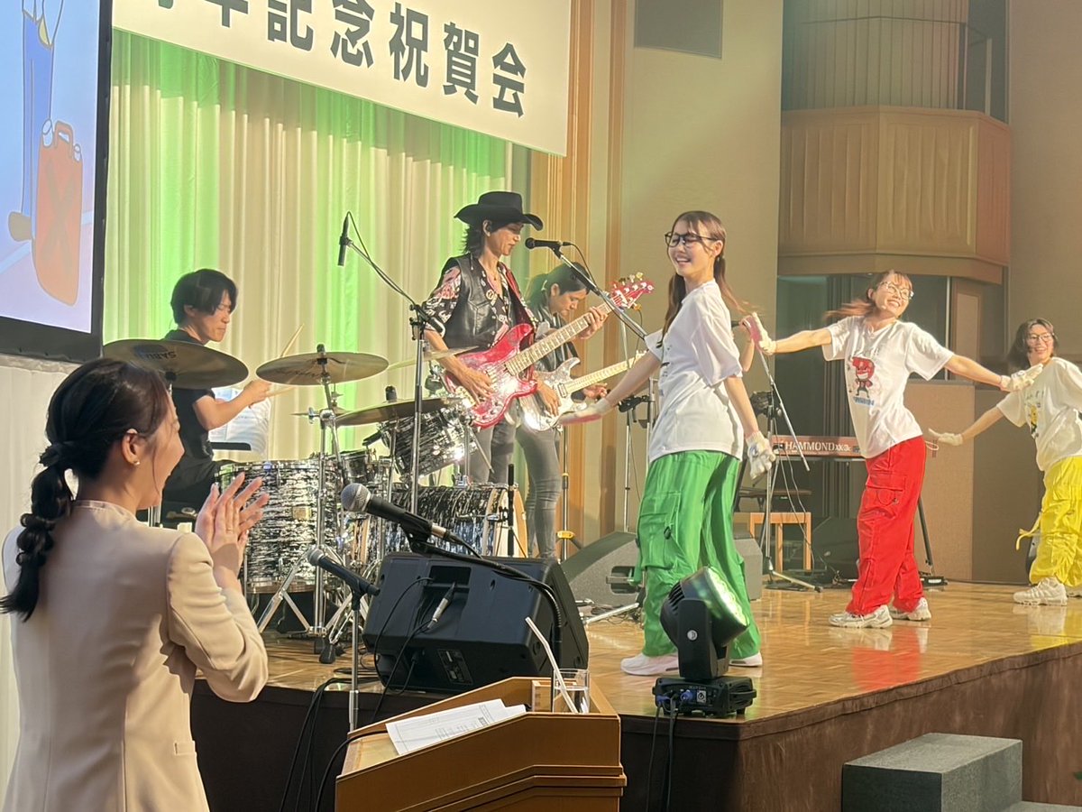 AkihitoTokunaga's tweet photo. 「ガスマンジョブ」キャラクターのオリジナルソングの作詞作曲プロデュースを担当‼️（株）ディーラウンド20周年祝賀会にて初生披露。振付の某テーマパークのダンスでも有名な恒木真優さん＆ガスマンダンサーズと最高のステージとなりました👍

Vo&amp;Key. Romy
Dr.嶋津宗成
Gt.嶋津義貴
Vo&amp;Ba 徳永暁人 https://t.co/GwJ1p7bf17