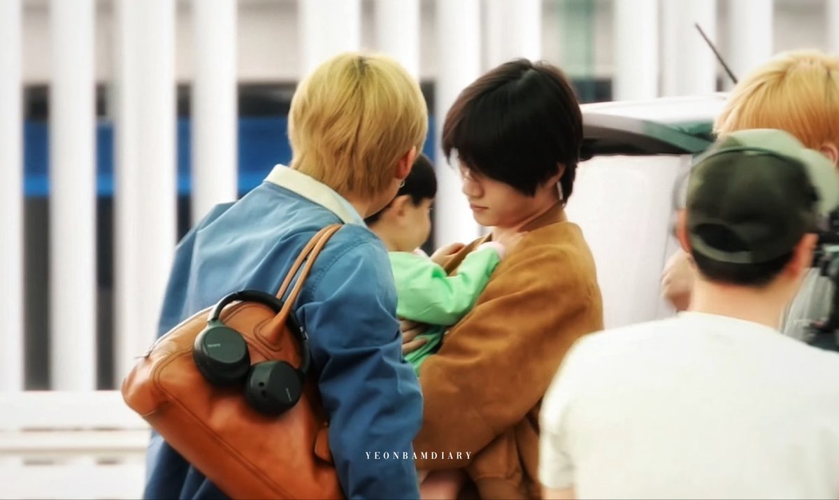 yeonbamdiary's tweet photo. 260502 ICN

🦊🧸🐥

#YEONJUN #연준 
#BEOMGYU #범규
#쭈뀨미즈 #연밤 https://t.co/CYgd3Pt1hn