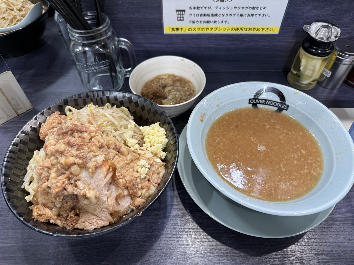 久しぶりのオリバーさん🍜
つけ麺初めて食べましたが甘味と酸味のあるつけ汁でサッパリ食べられ、背脂と麺をそのまま食べると濃くて両方味わえるの神です😇

歳取ると疲れないで楽しめることが一番の贅沢だなって思っています😋