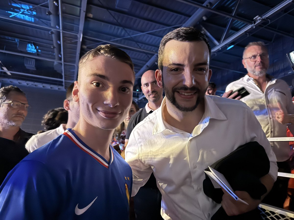 RoullaudBeatric's tweet photo. Quelle magnifique journée hier à #Macôn, illuminée par l’arrivée de @MLP_officiel et @J_Bardella qui tiennent un discours de vérité de courage et d’espérance,

Véritables rayons de soleil dans ce monde de renoncement, défaitiste et incontrôlé construit par @EmmanuelMacron et ses prédécesseurs. 

Nous avons un an pour changer la donne ! Venez nous rejoindre. 

En avant jusqu’à la victoire ! 
#jusqualavictoire 
«#1erMai 

@groupeRN_off 
@RNational77 
@RNational_off