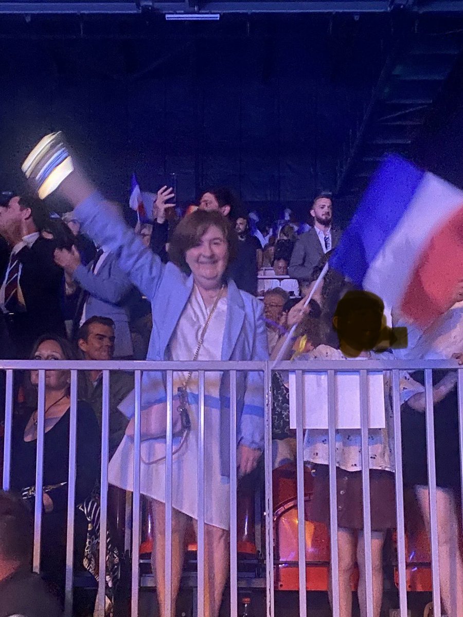 RoullaudBeatric's tweet photo. Quelle magnifique journée hier à #Macôn, illuminée par l’arrivée de @MLP_officiel et @J_Bardella qui tiennent un discours de vérité de courage et d’espérance,

Véritables rayons de soleil dans ce monde de renoncement, défaitiste et incontrôlé construit par @EmmanuelMacron et ses prédécesseurs. 

Nous avons un an pour changer la donne ! Venez nous rejoindre. 

En avant jusqu’à la victoire ! 
#jusqualavictoire 
«#1erMai 

@groupeRN_off 
@RNational77 
@RNational_off