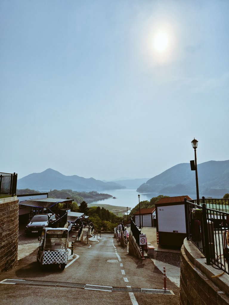 asanoki8's tweet photo. 忠州のおとなり堤川(제천)へ
忠州から1時間もかからない。忠州湖が反対側から見えるからちょっと新鮮
天気も気候も良くて過ごしやすい。花粉は飛んでるけど😅
夜は外でBBQ予定😆 https://t.co/BBcHHoyPw0