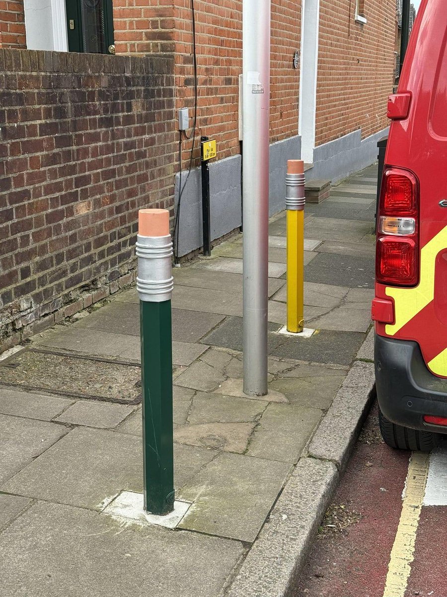 RaminNasibov's tweet photo. Pencil bollards on London school street. https://t.co/Z6NJ909PTL