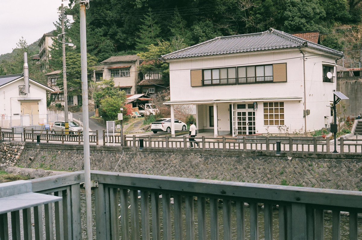 yamsan's tweet photo. YAMPHOTO, CONTAX G1とカフェ&amp;ポタリー音の川床から眺めた音信川と美容室
https://t.co/lrAVkmuPX6

#フィルム写真
#フィルムカメラ
#filmcamera
#35mm
#filmphotography 
#FUJIFILM
#FJICOLOR
#FJICOLOR100
#contax
#contaxG1
#CarlZeiss
#Biogon28mm28 
#Biogn
#nagatocity
#長門市 https://t.co/S5Z71eUJZm