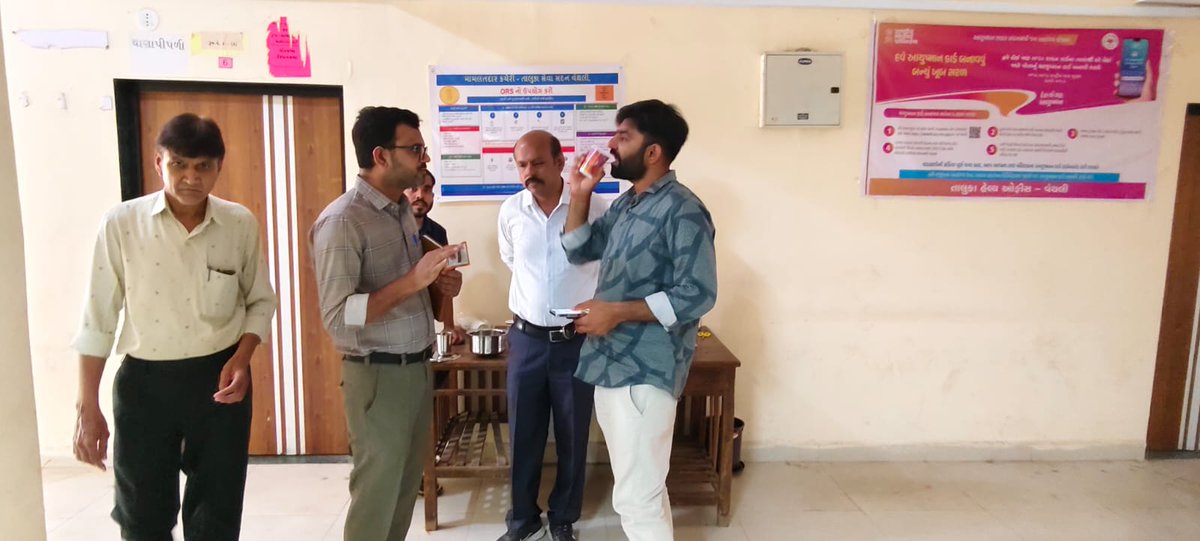 MamVanthali's tweet photo. માન.કલેક્ટર સાહેબશ્રી, જૂનાગઢ તથા પ્રાંત અધિકારી સાહેબ શ્રી વંથલીના માર્ગદર્શનથી તાલુકા હેલ્થ ઓફિસર શ્રી સાથે સંકલનમાં રહીને મામલતદાર કચેરી વંથલી ખાતે ગરમીની ઋતુને ધ્યાન રાખીને લોકોને સાવચેત રહેવા તેમજ હિટ સ્ટ્રોક ના થાય તે માટે ORS નો ઉપયોગ કરવા હેતુથી ORS કોર્નર બનાવવામાં આવ્યુ https://t.co/pC0gBzxwQc