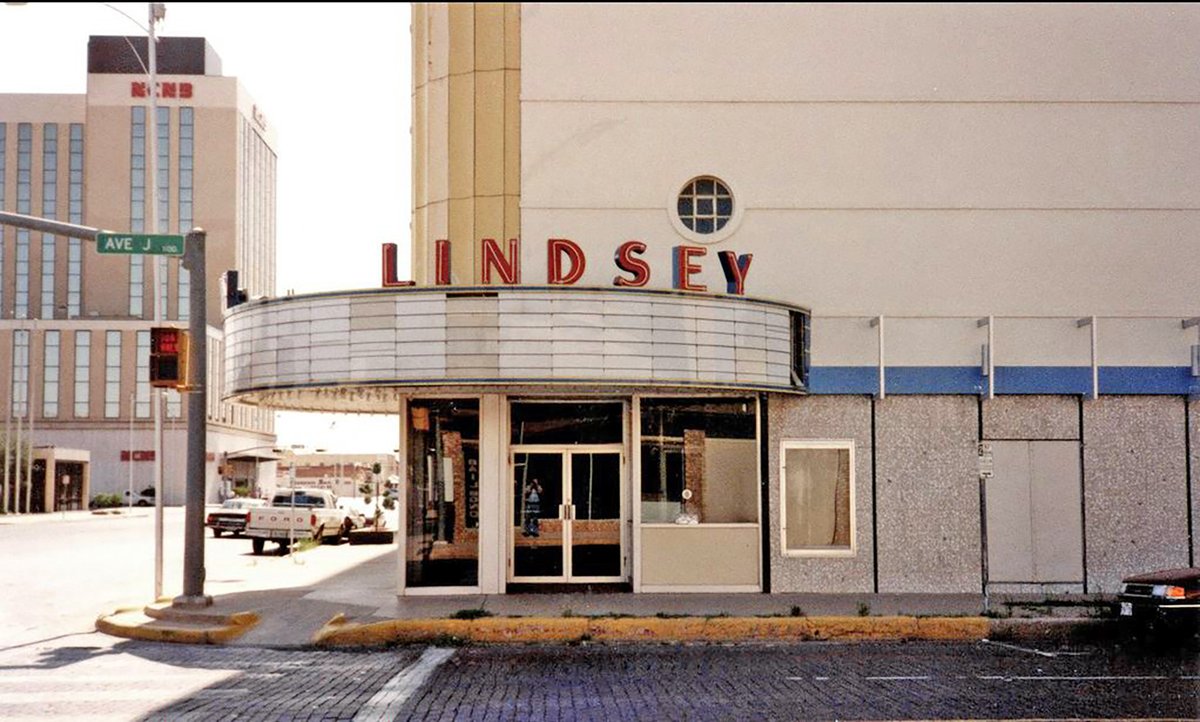 TracesofTexas's tweet image. Traces of Texas reader Denise Lorenzo was nice enough to share this circa 1990 photo of the Lindsey Theater in Lubbock. Denise worked at the theater in the 1970s. It had closed down by the time this was taken but, per Denise, at one time it was quite a happening place.

The