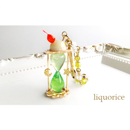 liquo10's tweet photo. 🍒クリームソーダの砂時計のバッグチャーム・キーホルダー
#ハンドメイド　#ミニチュア https://t.co/i4uSAsmQSs