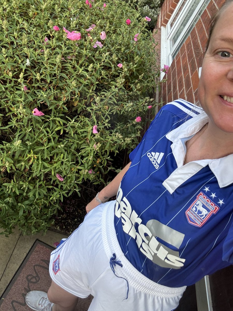 Full kit on this morning for my run! COYB <a href="/IpswichTown/">Ipswich Town</a> raising funds for <a href="/BowelbabeF/">The Bowelbabe Fund</a> 🏃🏼‍♀️☀️💙