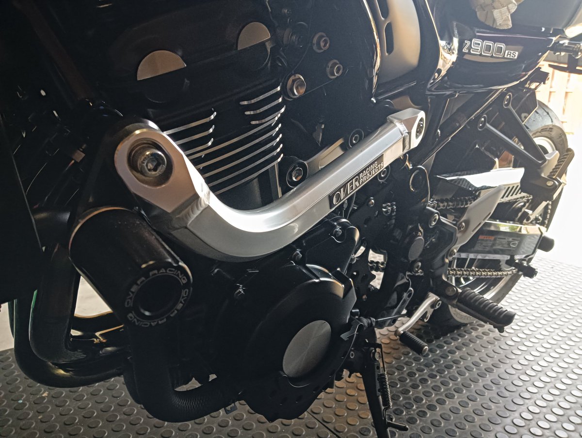 momihei38's tweet photo. #Z900RS 小物取り付け終了。パルサーカバー、エンジンガード。何気に微妙に干渉するんだわ。この組み合わせは。意外と面倒だった。リアインナーフェンダーやばｗテカテカ過ぎ。ひとまずスットクパーツ終了 https://t.co/hiKn6b5l9U