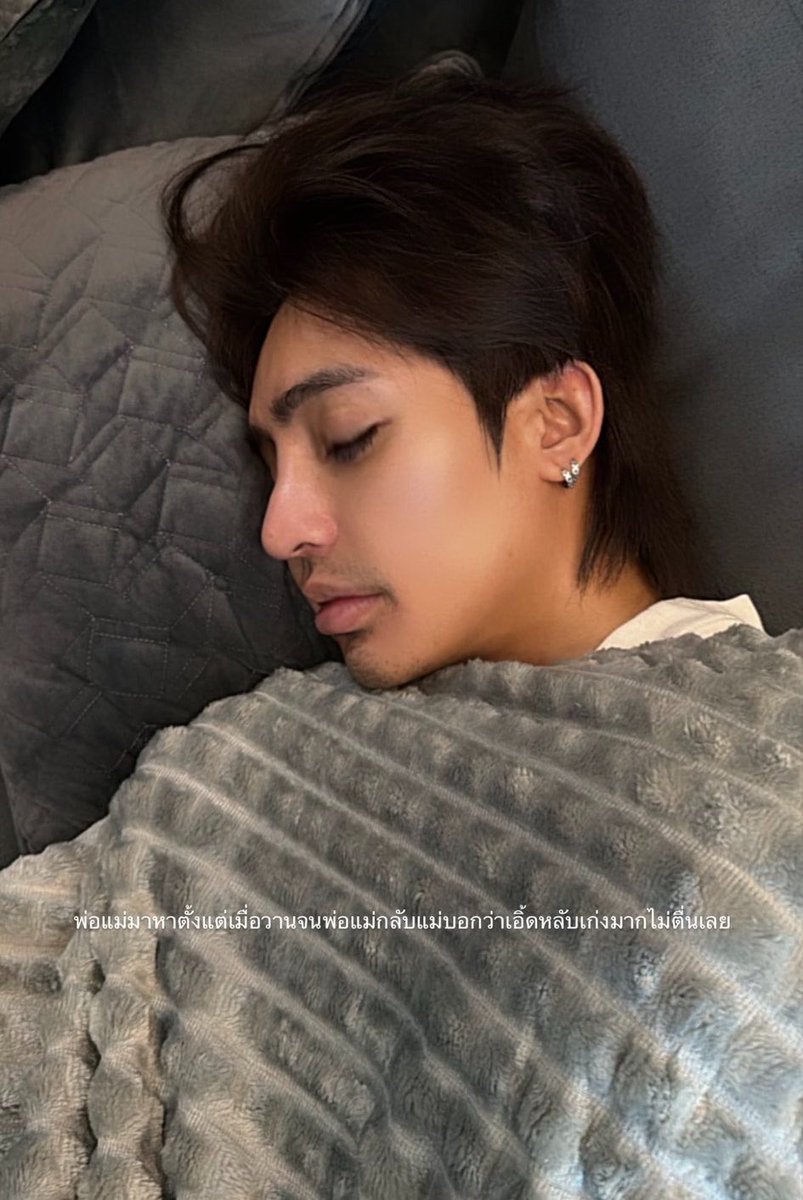 sixteenth26_'s tweet photo. พ่อแม่มาหาตอนพี่เอิร์ทอยู่บ้านมิก??????? คือพี่จะอยู่พี่ไม่แยกจริงๆ 5555555555555555555

#OnlyFriendsDreamOnEP10 https://t.co/pnHCCGBcGL