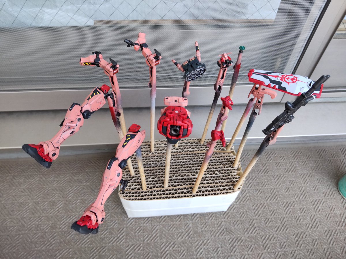 Hirohide_Tanabe's tweet photo. 次男のブンドドは大規模作戦展開中、僕はベランダスプレーであともう少し…

#ガンプラ
#プラモデルライフ https://t.co/xquJbRIVmF