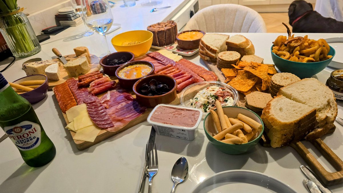 bigphil321's tweet image. We had an absolutely fantastic evening at our son’ Dale &amp;amp; his wife Vickie’s house last night🥂🥂🍻🍻❤️❤️
Never stopped talking/laughing from 6pm till late, great music, champagne &amp;amp; the charcuterie food that they did was outstanding 👌👏 
I love our family x #family