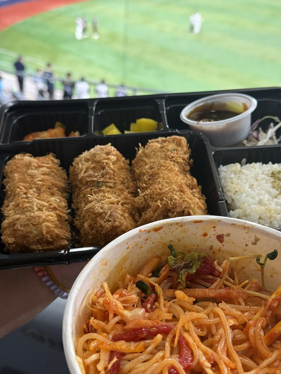 cheonyuzzang's tweet photo. 먹으러왔습니다... 솜솜카츠 모찌어쩌구에 육바연쫄면드셔보시길 환상조합 https://t.co/JnnbgLL0v9