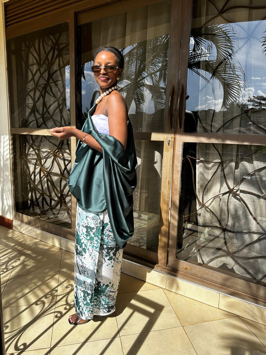 MacqueenKloset's tweet photo. Another reminder that we have Plenty new traditional outfits vailable for Hire/sale
Dm/ Call 0703043203 /0708344113
Location: Shop K17. Mukisa Mall, Ntinda
Kindly, remember to carry your ID for those hiring. 
#mishanana #kuhingira #kukyala  #traditionalattire #Mikolo https://t.co/PFw8t3LCMK