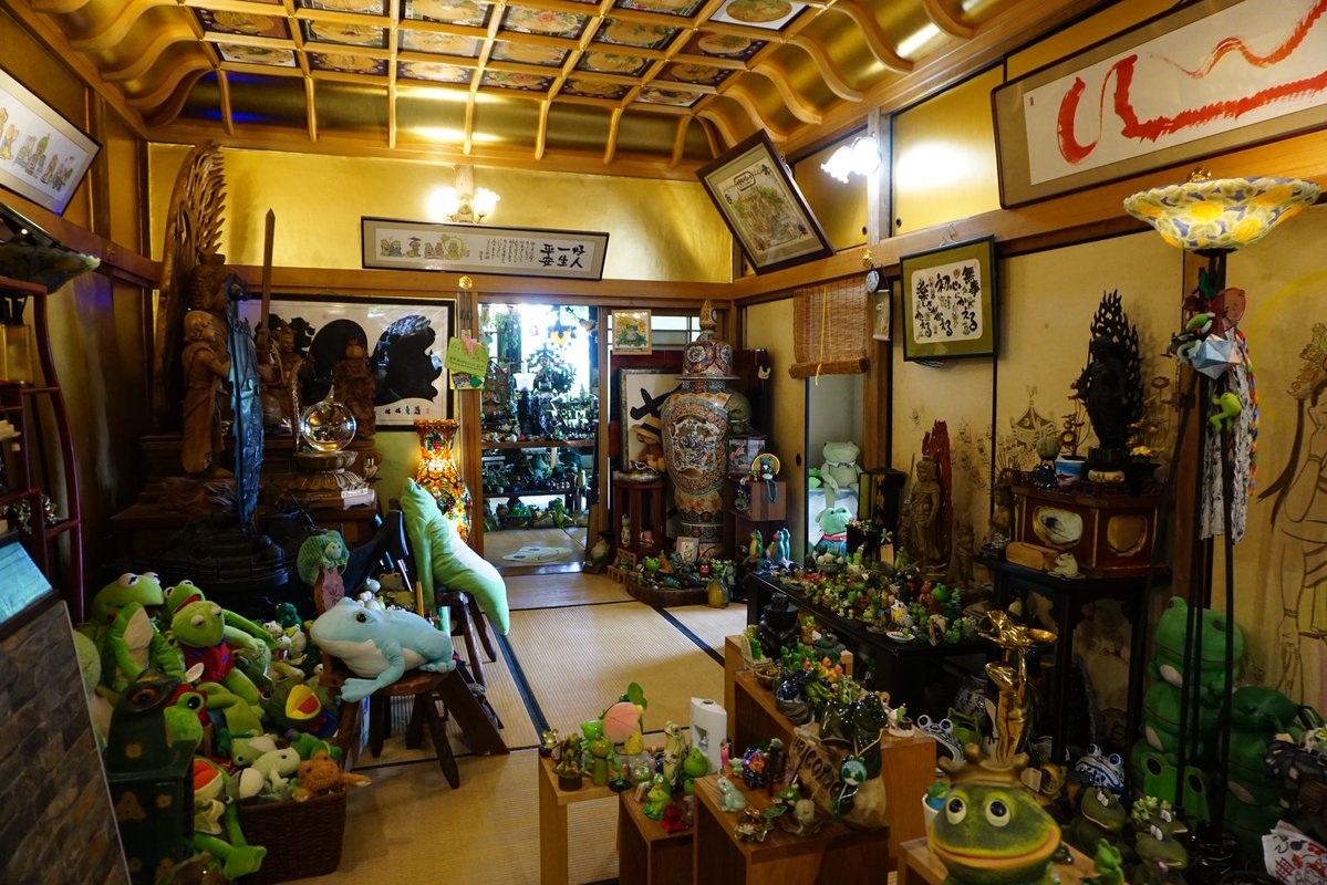 Tomo_Mrk3B01's tweet image. Big wooden carved frog statue🤩
And various &amp;amp; cute frog items are collected and displayed in a small hall adjacent to the main hall.
Hmm. I can’t even imagine how much effort it took for the chief priest to collect these great items!
#twinglish #walking #散歩 #如意輪寺 #temple