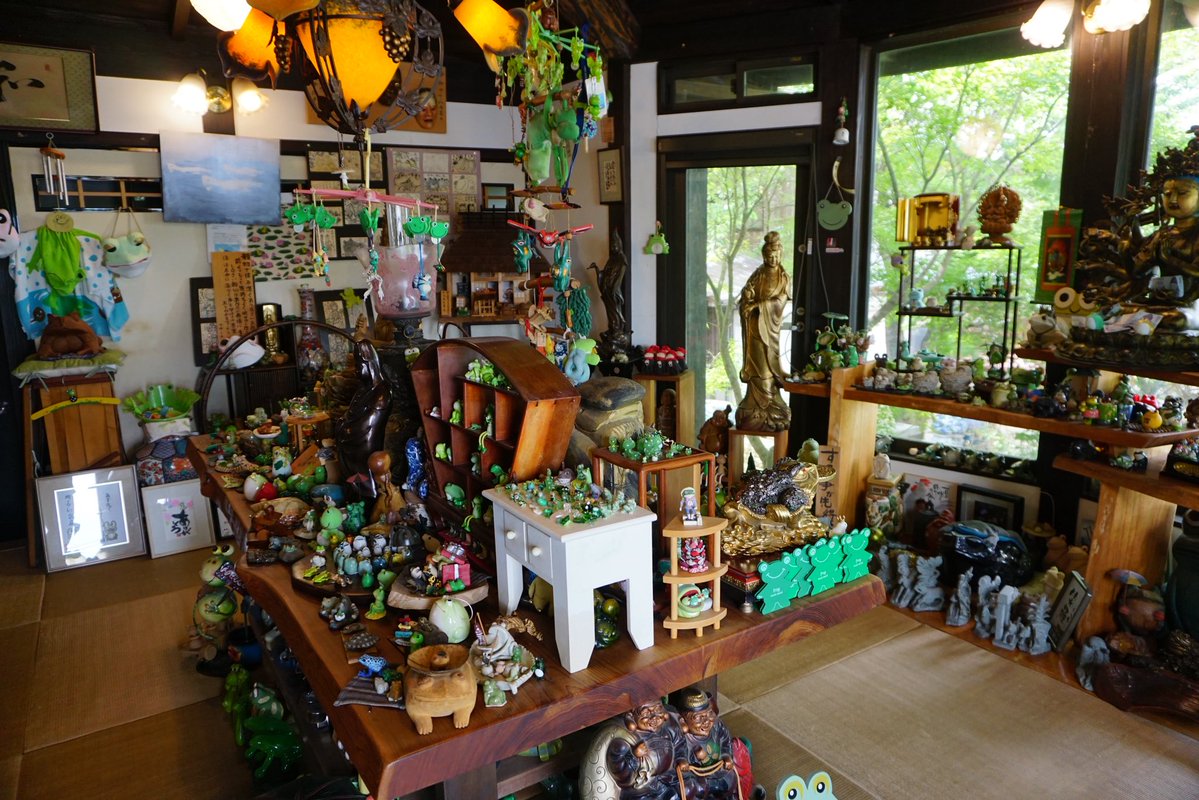 Tomo_Mrk3B01's tweet image. Big wooden carved frog statue🤩
And various &amp;amp; cute frog items are collected and displayed in a small hall adjacent to the main hall.
Hmm. I can’t even imagine how much effort it took for the chief priest to collect these great items!
#twinglish #walking #散歩 #如意輪寺 #temple