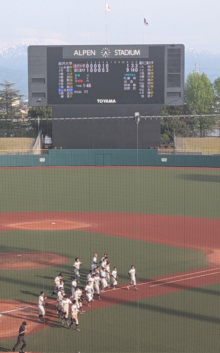 ikepy818's tweet photo. 今日は大学野球観戦。
日差しに当たるとかなり暑く感じました。
金沢大学は同点に追いついたところまでは良かったけど、福井工大に力の差を見せつけられた感じだった。
大学や社会人は高校野球よりもレベルが高いはずなのに、お客さんが少なすぎるのが残念だな… https://t.co/hQ3a1GVcIx