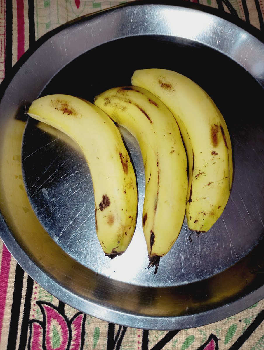 NiharikaHindu's tweet photo. 🍌 केला : हर उम्र का सुपर फूड सेहत का आसान साथी 

केला एक साधारण फल नहीं बल्कि आयुर्वेद के अनुसार एक संपूर्ण पोषण पैकेज है। 
केला न सिर्फ शरीर को तुरंत ऊर्जा देता है बल्कि पाचन सुधारने और मानसिक शक्ति भी प्रदान करता है। https://t.co/2SoqOrGA31