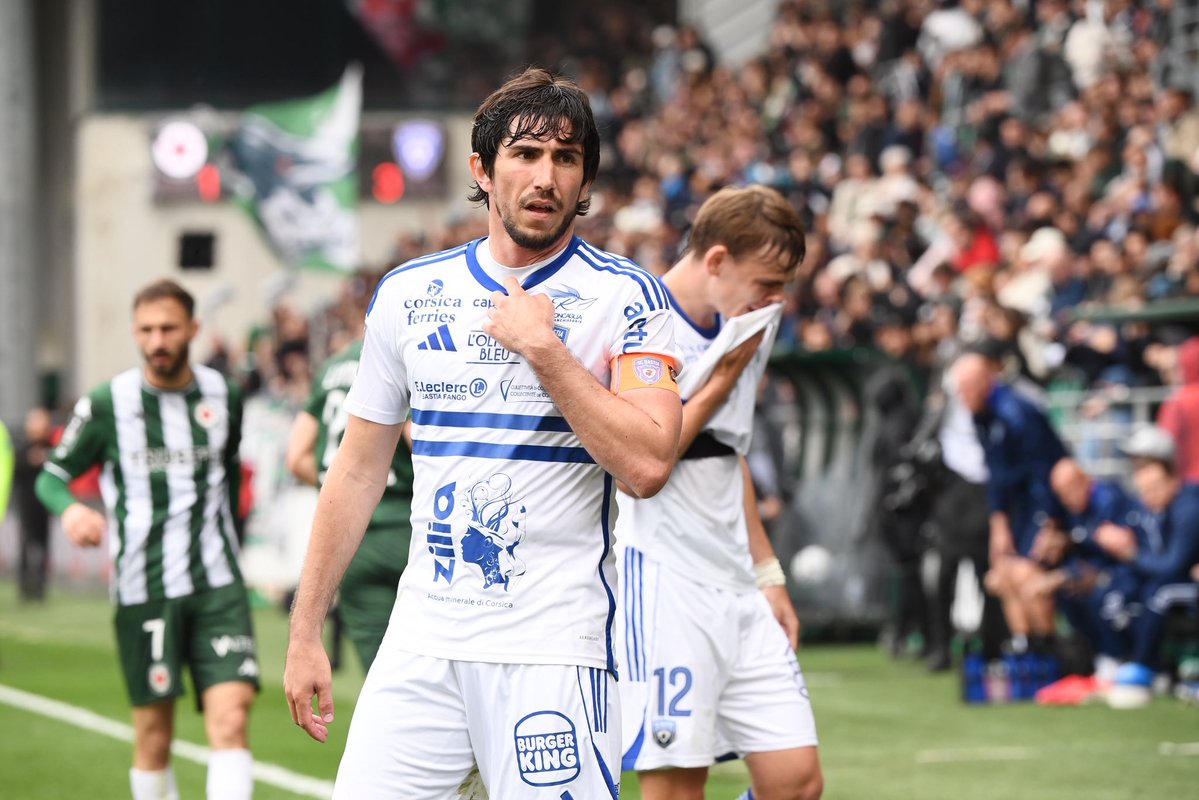 _BeFootball's tweet image. 🚨 𝗕𝗘𝗡𝗢𝗜̂𝗧 𝗧𝗔𝗩𝗘𝗡𝗢𝗧 🇫🇷 𝗣𝗢𝗨𝗥𝗥𝗔𝗜𝗧 𝗘𝗡𝗖𝗛𝗔𝗜̂𝗡𝗘𝗥 𝟮 𝗗𝗘𝗦𝗖𝗘𝗡𝗧𝗘𝗦 𝗘𝗡 𝟯𝗵 𝗔𝗨𝗝𝗢𝗨𝗥𝗗’𝗛𝗨𝗜 ! 😱

▫️avec Metz en L2
▫️avec Bastia en N1

24 matchs de suite sans victoire, il n’a plus gagné depuis mai 2025, soit un an d’attente. 🤯

(@lequipe)