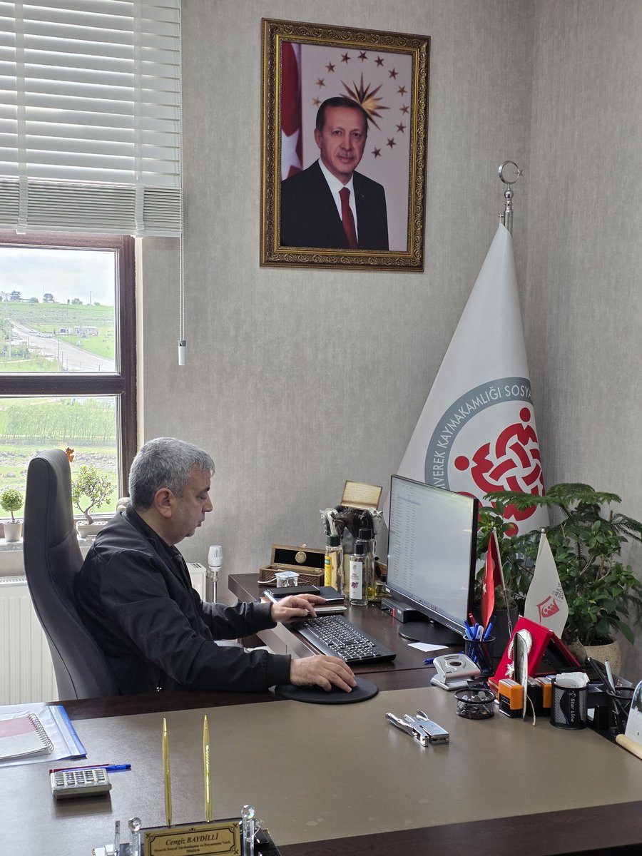 SiverekSydv's tweet photo. Hafta sonu mesaimizde dosyalarımızı inceliyor, sahada vatandaşlarımıza dokunuyoruz.
​Yorulmak nedir bilmiyoruz çünkü biliyoruz ki; halka hizmet, Hakk'a hizmettir. 

​#SosyalDevlet #siverek #ailevesosyalhizmetlerbakanlığı
 #şanlıurfavaliliği #siverekkaymakamlığı https://t.co/WzkNNau2qb