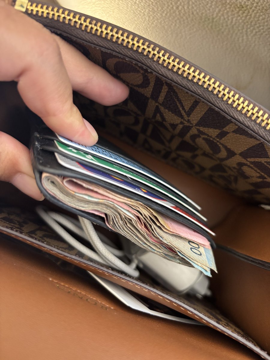 ochiochiow's tweet photo. sikon duit cash anak rantau pas balik ke rantauan https://t.co/ILd5CaZXcp