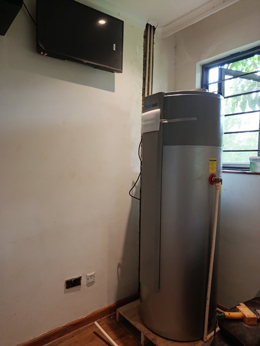 Shani_Electrics's tweet image. This Client will now enjoy Hot water on the demand

Heat Pump (new in the market) rated 2kw max heating 300l and can be remotely monitored and controlled. 

Installed and commissioned.
#GoGreen.