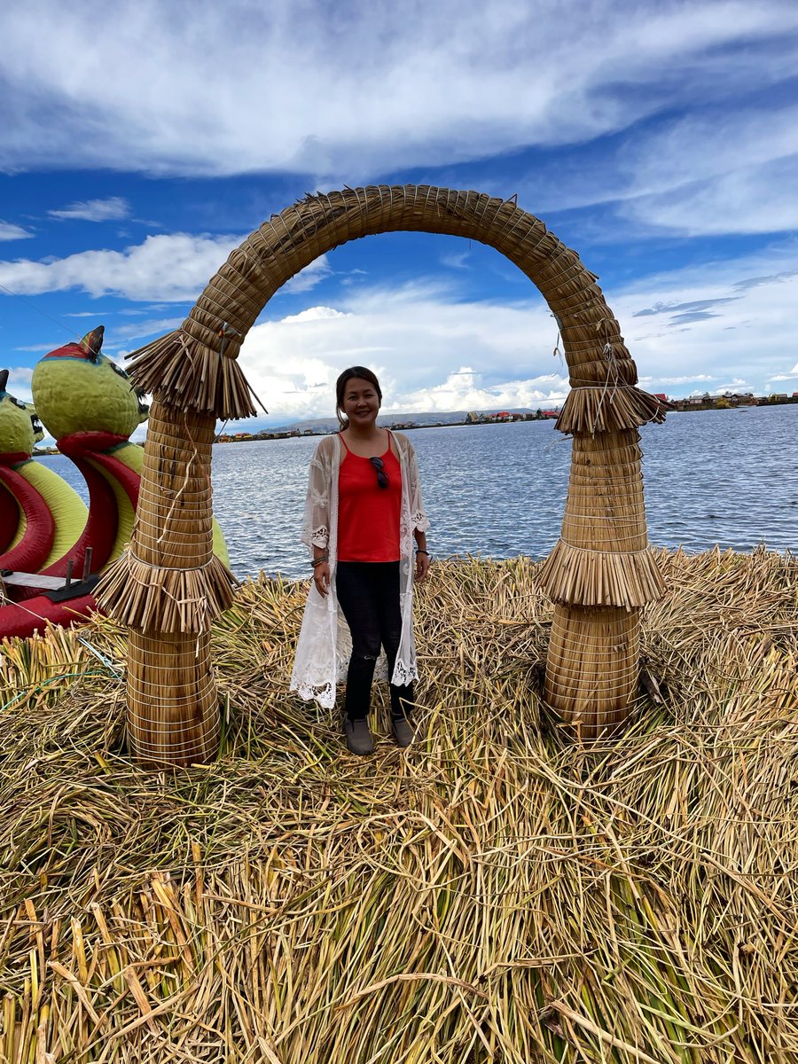 プーノ(ペルー)に来た🇵🇪 チチカカ湖という湖に浮いてる地域で子ども