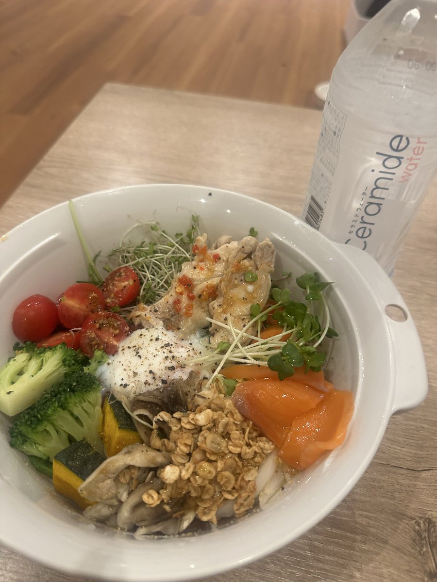hasuminanoda's tweet photo. 毎日こんなサラダ一食だけにしてたら
40キロ切るよ。成城石井の野菜うまいねん https://t.co/BY06KOd03b
