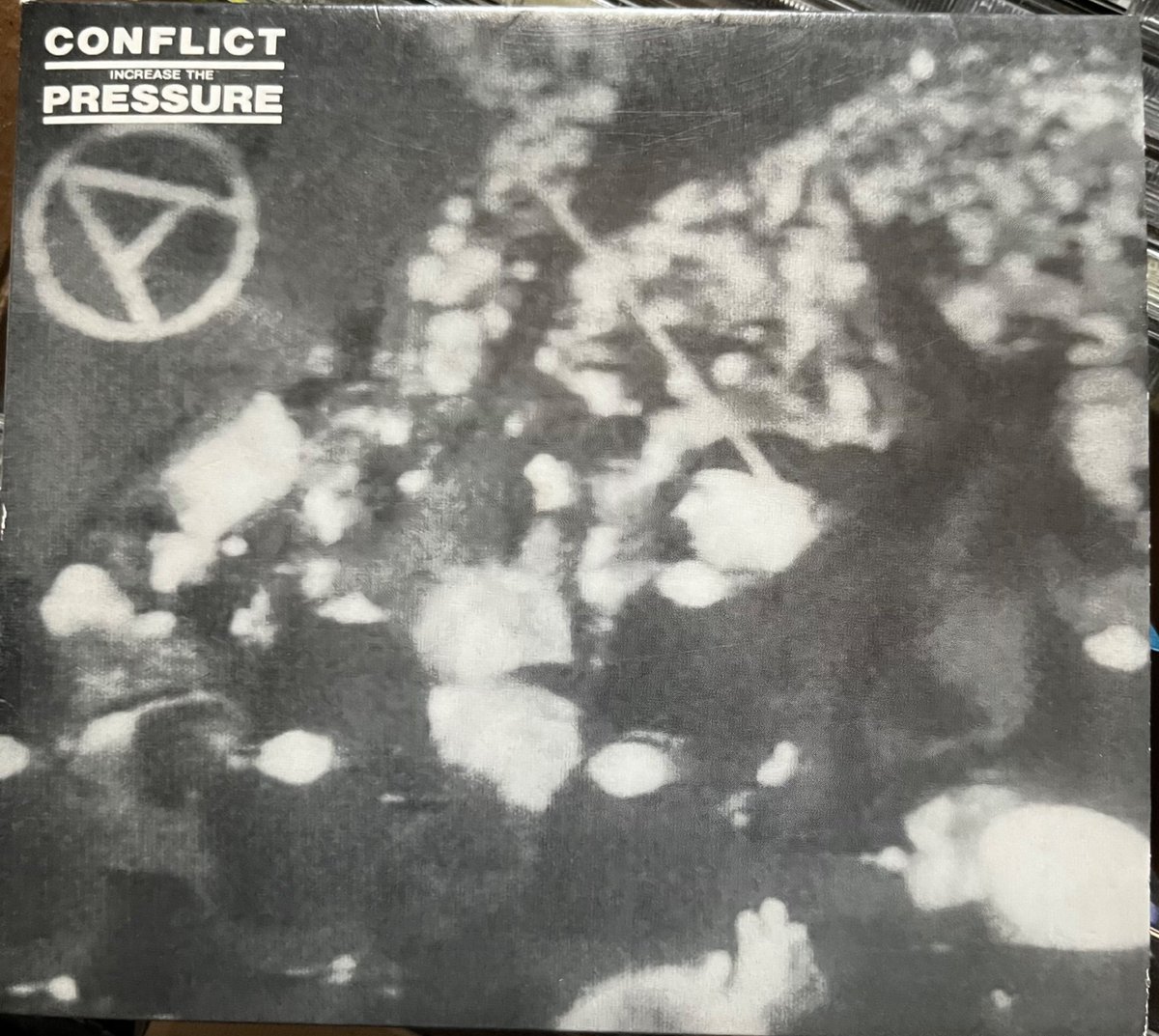 hangingtree6's tweet photo. CONFLICT “Increase the Pressure"
1984 Mortarhate Records🇬🇧

80s UK アナーコパンク2nd💿⛓️🧷
A面スタジオ録音（1984年2月〜4月録音）、B面1983/10/8ロンドンBrixton Aceのlive音源💿

CRASS直下型の反戦、反核、動物愛護…強い政治的・社会的メッセージが詰まったポリティカルな盤😤💿🖕🪖🏭⛓️😺 https://t.co/XxTdYb25rN