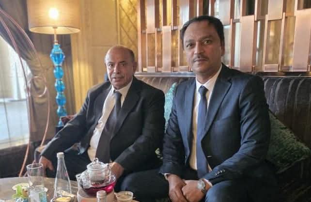 في هذي اللحضه أحد قادات الأنتقالي في غزو حضرموت 
يلقي خطاب من قلب المكلا 

الخنبشي في الف علامه استفهام حول مايجري ؟