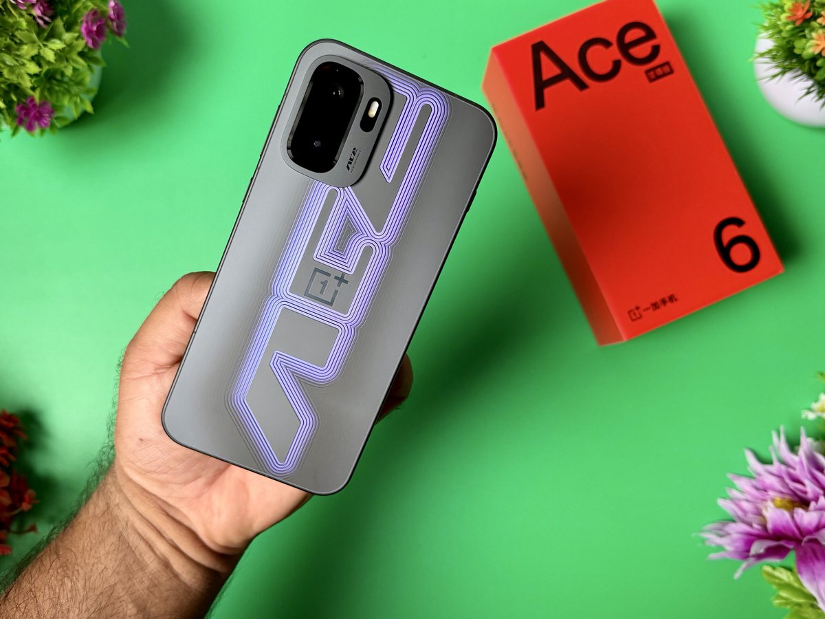 SalimBabaTech's tweet photo. Oneplus Ace 5 Ultra In The House Dubai 

Display: 6.78-inch 1.5K OLED, 165Hz
• Processor: Dimensity 9500
• Battery: 8600mAh, 120W charging
• Build: Metal frame, 8.45mm thickness
• Security: 3D Ultrasonic fingerprint

Price In China 
¥3799. ₹48,600. 1,900AED https://t.co/QGdEgUhxuG