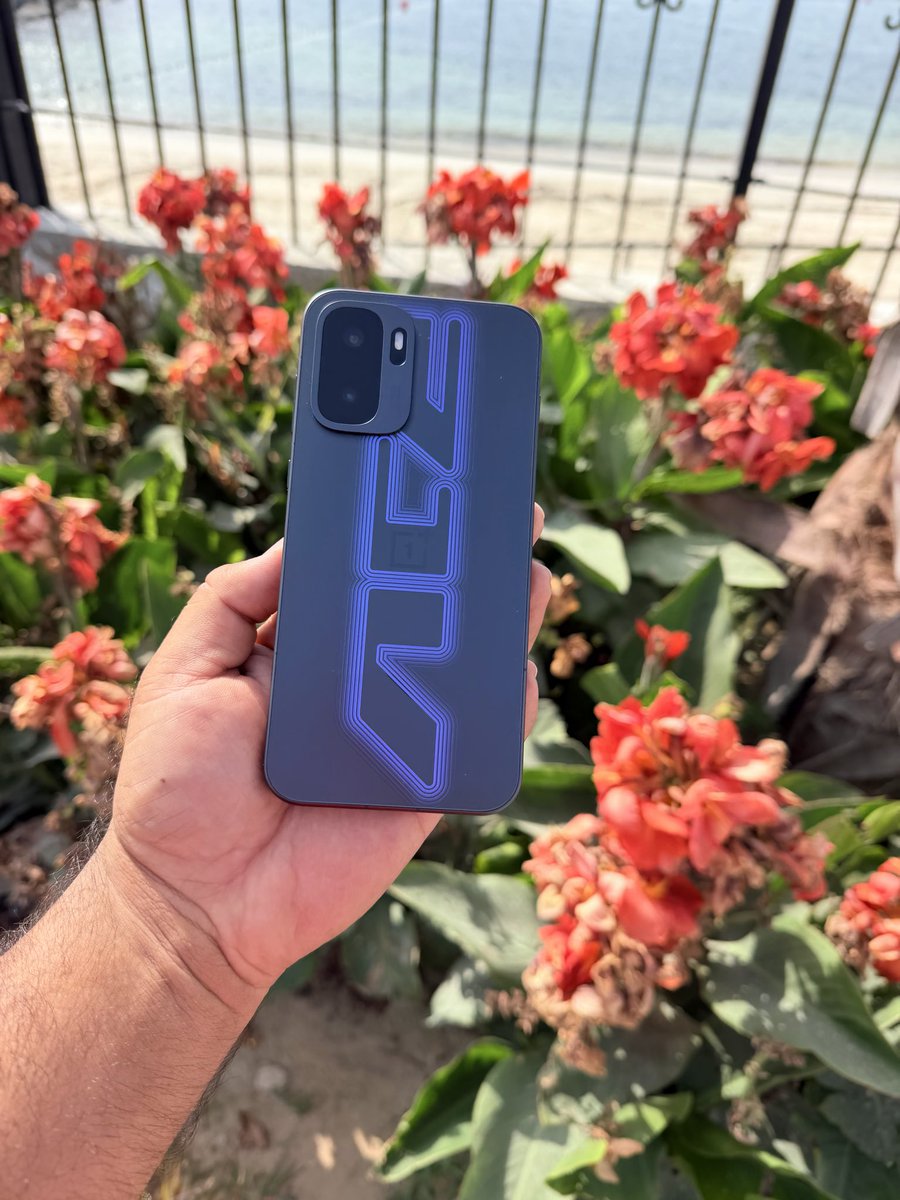 SalimBabaTech's tweet photo. Oneplus Ace 5 Ultra In The House Dubai 

Display: 6.78-inch 1.5K OLED, 165Hz
• Processor: Dimensity 9500
• Battery: 8600mAh, 120W charging
• Build: Metal frame, 8.45mm thickness
• Security: 3D Ultrasonic fingerprint

Price In China 
¥3799. ₹48,600. 1,900AED https://t.co/QGdEgUhxuG