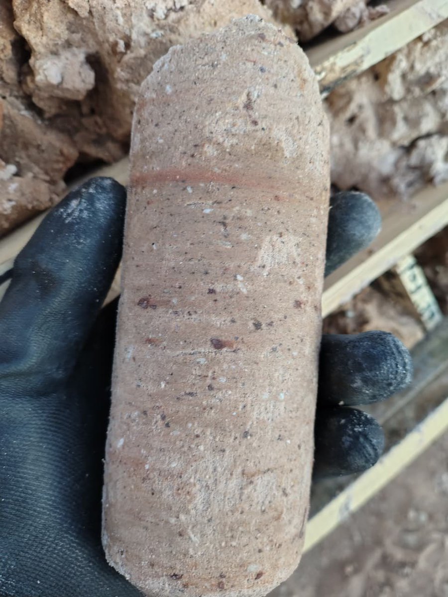 PataLithium's tweet photo. ASX:PL3 We are off to the races - great porosity (as usual) - 44 - 59m:  Fine light brown to whitish  sands within a silty-sand matrix. Predominantly unconsolidated, locally semi-consolidated. Fine parallel lamination observed in semi-consolidated intervals. Presence of dispersed mafic minerals (black and reddish) and very coarse sand-sized pumice fragments. Interpreted as reworked volcaniclastic sediments. High visual porosity. No HCl reaction no carbonates! 

Great pics of core - hopefully full of lithium!