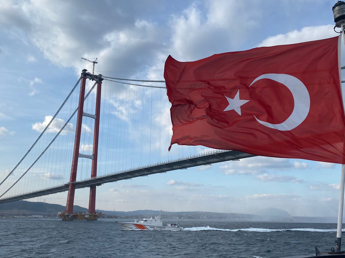 sahilguvkom's tweet photo. Asya ve Avrupa kıtalarını Çanakkale Boğazı’nda birbirine bağlayan “1915 Çanakkale Köprüsü”nünzarafeti altında denizlerimizin emniyetini sağlamak için görevdeyiz.
 
📍Gelibolu/Çanakkale
#SahilGüvenlik
#CoastGuard https://t.co/tuSD9MarLx