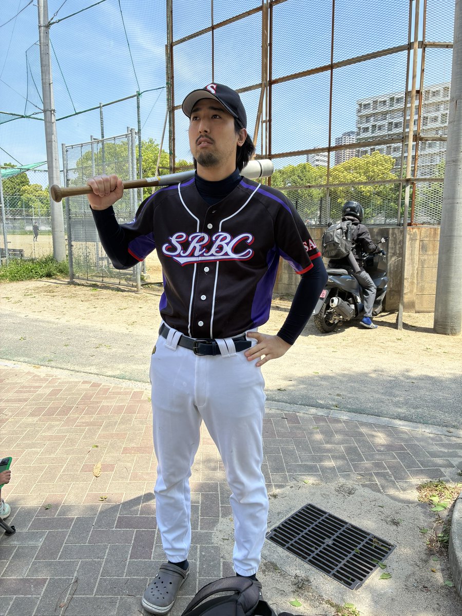 SRBC_osaka's tweet photo. 【メンバー紹介】平山#8
創設メンバーの1人。打線の中軸を担うチーム1の規格外パワーヒッター。勝利打点が多く、攻撃の要。かなりの強肩であり安定した外野の守備を見せる。
#SRBC
#草野球
#メンバー紹介
#大阪 https://t.co/BO4FwFpEGj