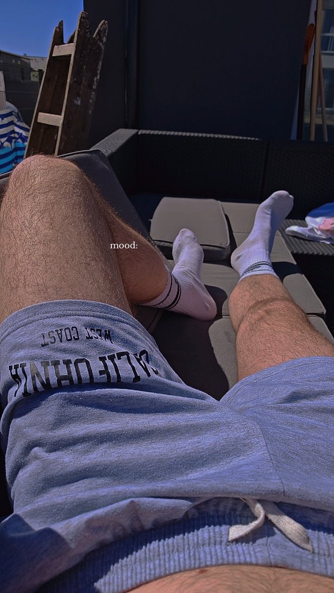 SneakTrucker's tweet image. Weekend, sun is shining. For me, it's a time of rest, and for you? Exactly, let me know what you should be doing during this time, worm 😈😼

#socks #feets