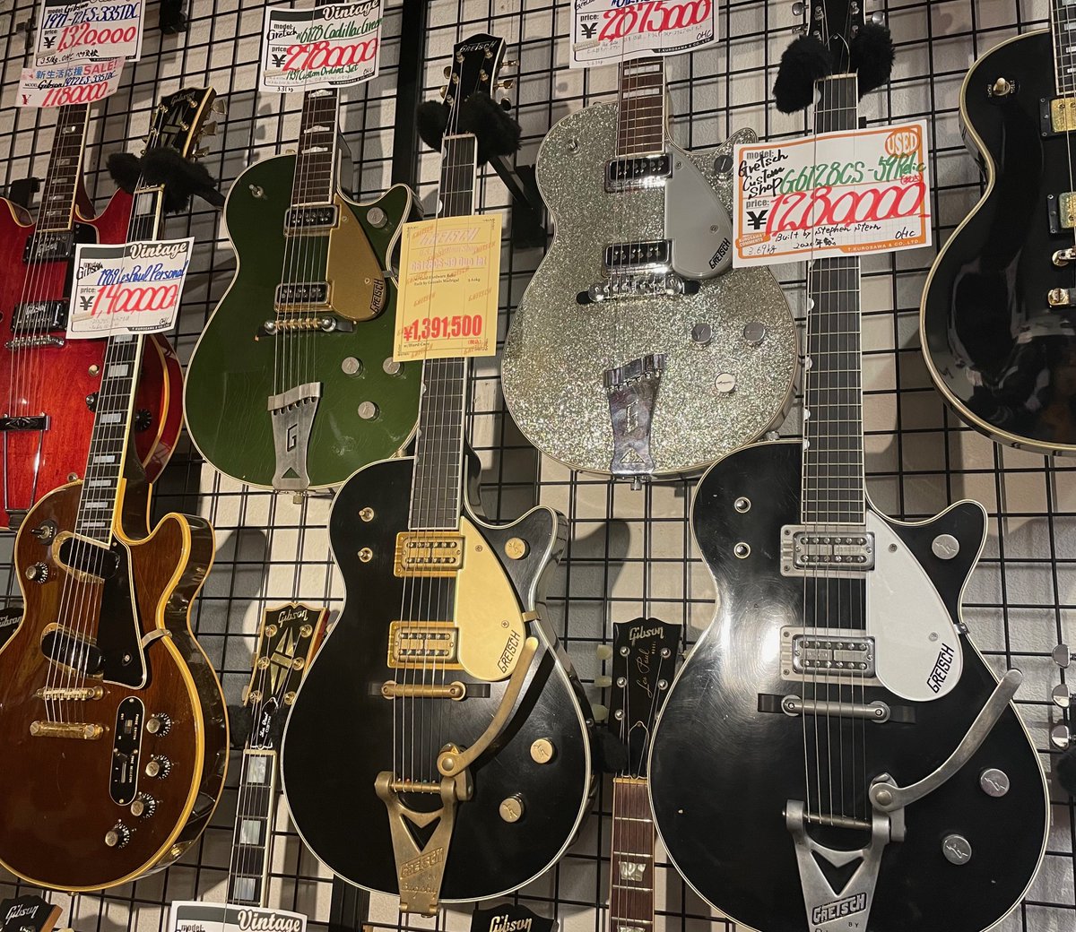 gclubshibuya's tweet photo. 『Gretsch Custom Shop & Vintage Jet!』
少数精鋭で1本1本丁寧に作られる故流通は少ないですが、実は今でもUSA製 Gretschはあります。
そんな希少なCustom Shop製、Duo Jetが入荷!
今ならヴィンテージと比較できます✨
https://t.co/kTRsewdLTX
#ジェットストリームアタック #Gretsch #Duojet https://t.co/C6mdLrKkFY