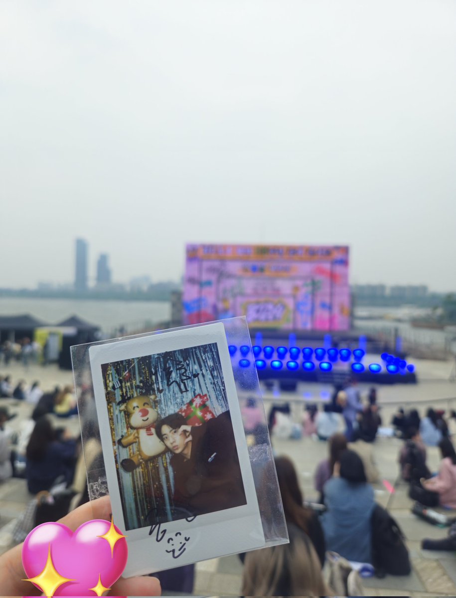 chansuni814's tweet photo. 저도 예빛섬에 오빠들 보러왔어요오오🫶🏻
곧 보자!! https://t.co/vlvi9MAFeY