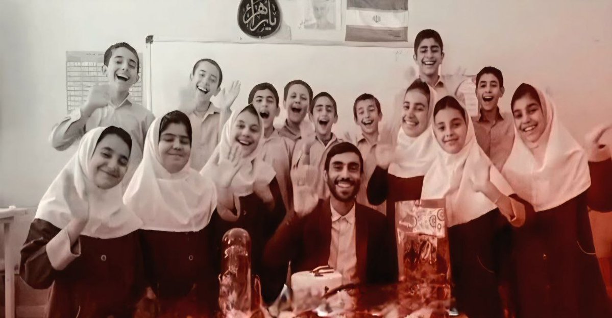 شهیدِ معلم، کسی است که در میدانِ نبرد، درسِ آزادی را نوشت تا تاریخ بداند چه بهایی برای عزت داده‌ایم. #سپاس_معلم