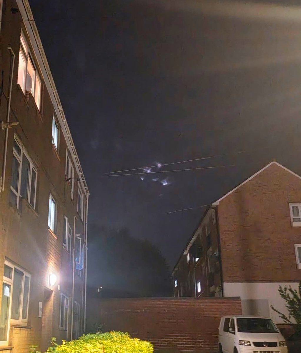 mykul70's tweet image. Lights above #Cardiff Thurs 30th April 10:55pm. Now that's not an helicopter and unless there's an aeroplane with triangle front lights. #UFO possibly...?