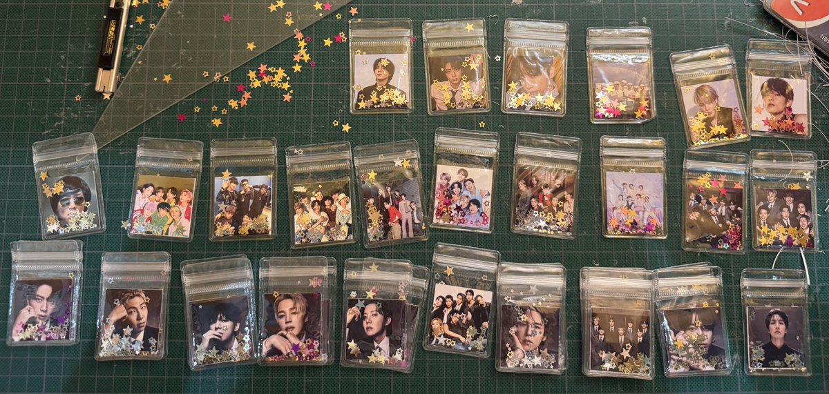 vlozarmz's tweet photo. Espero no le hagan el fuchi a mis freebies🥺 
#ARIRANGTour https://t.co/29lmftkEpo