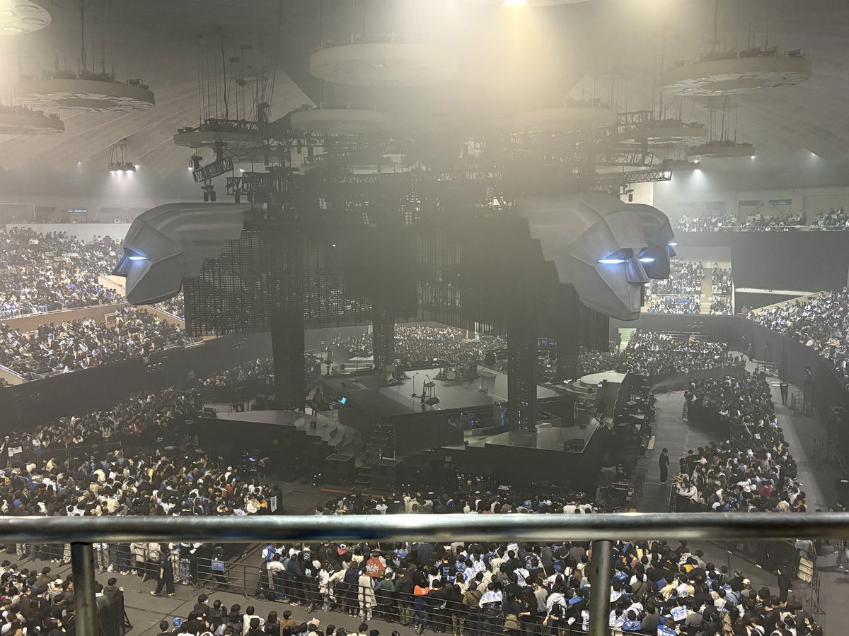 pocari_kinggnu's tweet photo. 今日は3F席だった！全部見えちゃう👀いぐちさんも背中じゃなくて左上斜め45度で見えちゃう🐻
スタンド後方立ち見の人もいっぱいいる！ https://t.co/8VgPaGRtfw