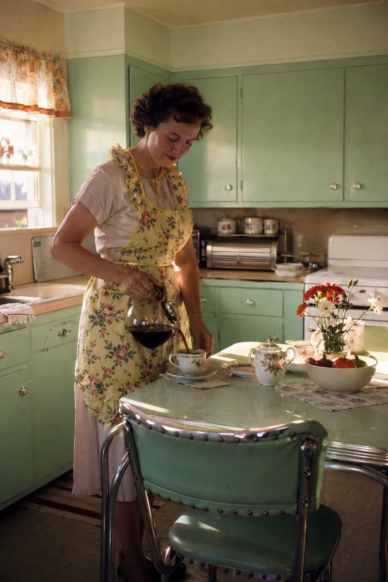 memory_tee's tweet photo. The original "aesthetic." ☕️ No scrolling, just sunshine, floral patterns, and a fresh pot of coffee. We need to bring back mint green kitchens, honestly. #Vintage #1950s #GoodOldDays https://t.co/lAAXOjQQ7L
